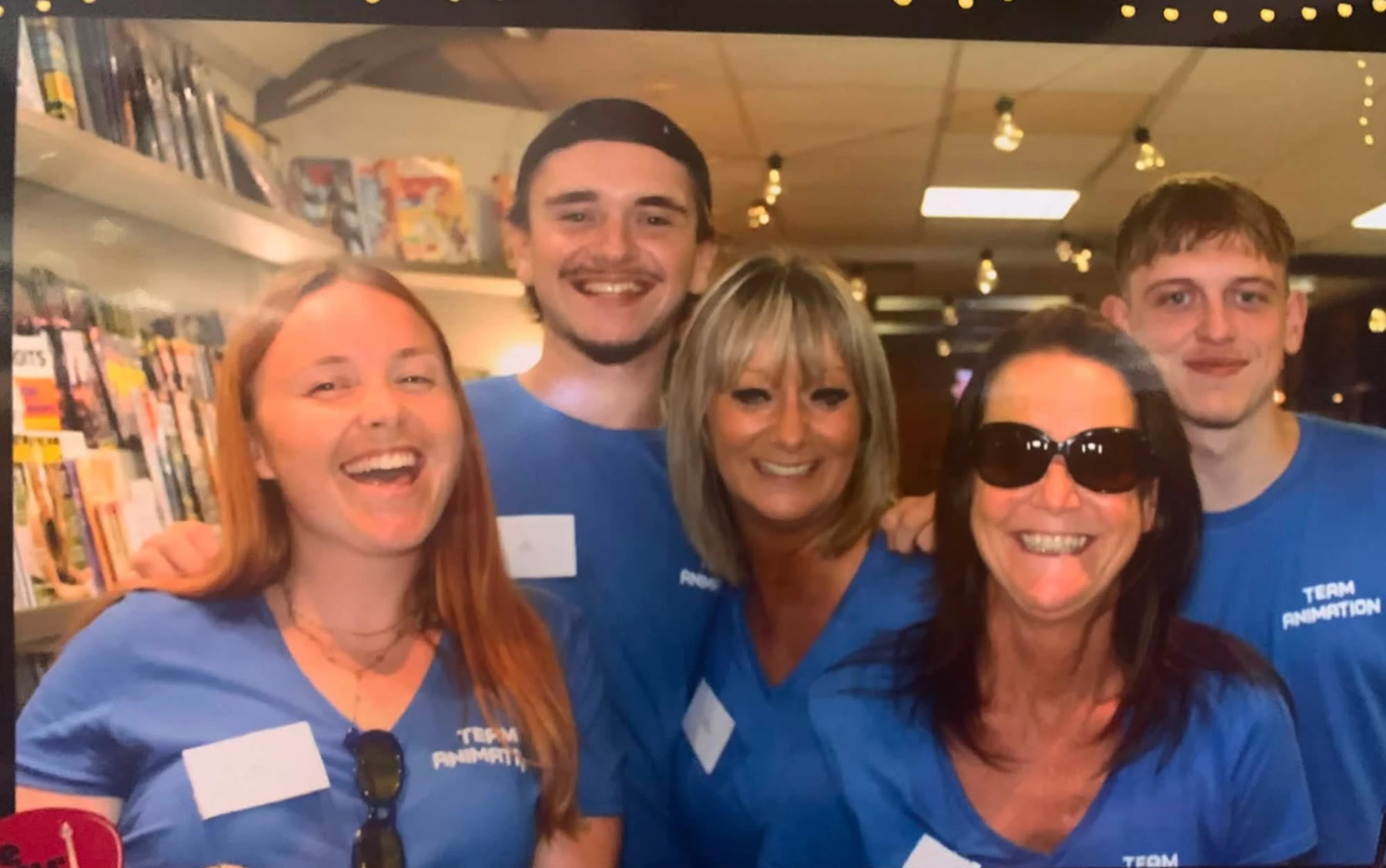 L'équipe du Lav'Entik, tout sourire, en t-shirts bleus Team Animation