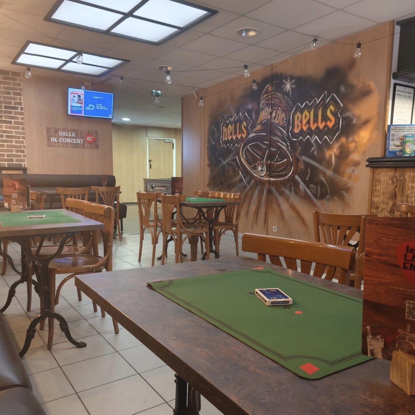 La salle du bar avec sa fresque murale et l'accès à la salle de concert